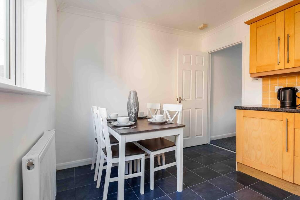 2 Bedroom House-Driveway - Bournemouth Hospital - Long Stay Discounts - Lima Apartments Ltd Exterior photo