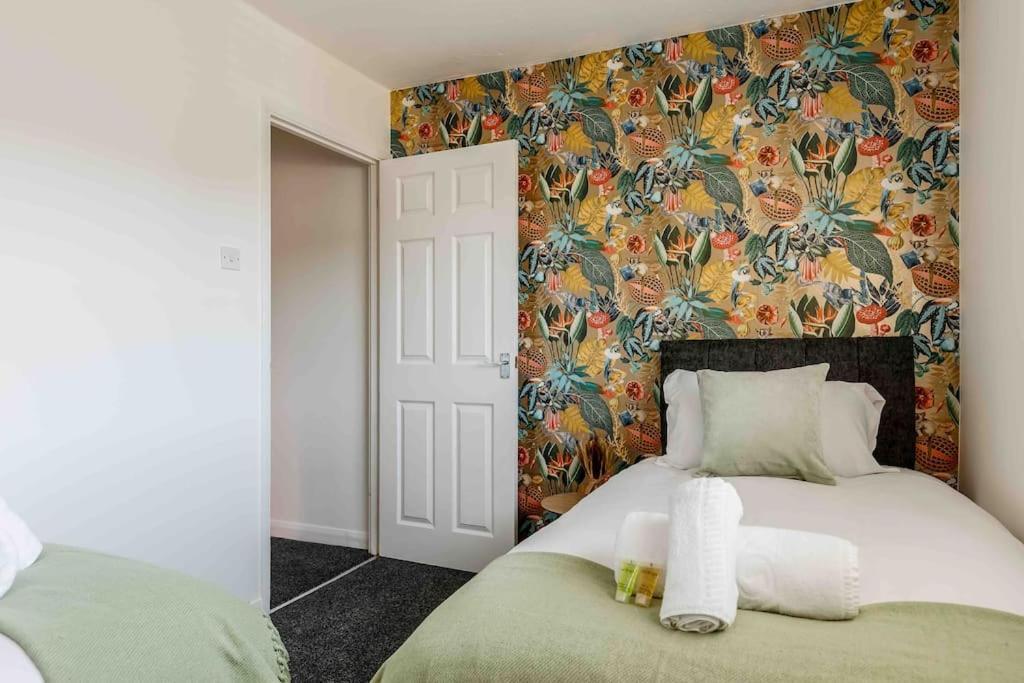 2 Bedroom House-Driveway - Bournemouth Hospital - Long Stay Discounts - Lima Apartments Ltd Exterior photo